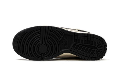 Nike Dunk Low LX Schwarzes Wildleder Team Gold